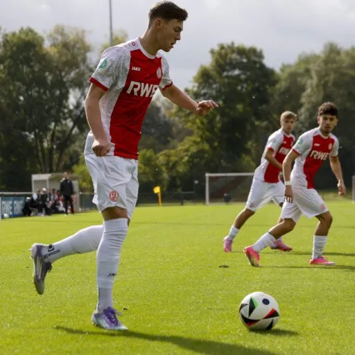 Die U19-Mannschaft von Rot-Weiss Essen in einer Spielszene, ein wichtiges Talentförderwerk des Vereins.