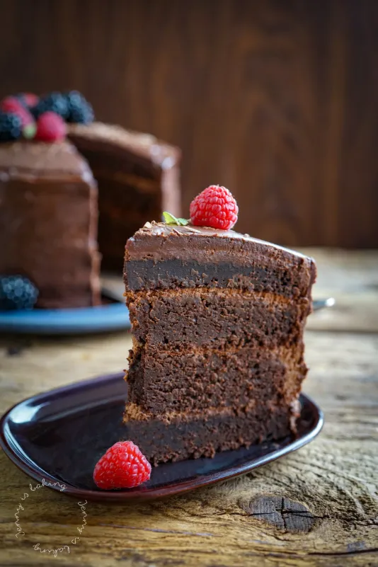Die ultimative Schokotorte mit Schokomousse und Schokoganache, reichhaltig und köstlich.