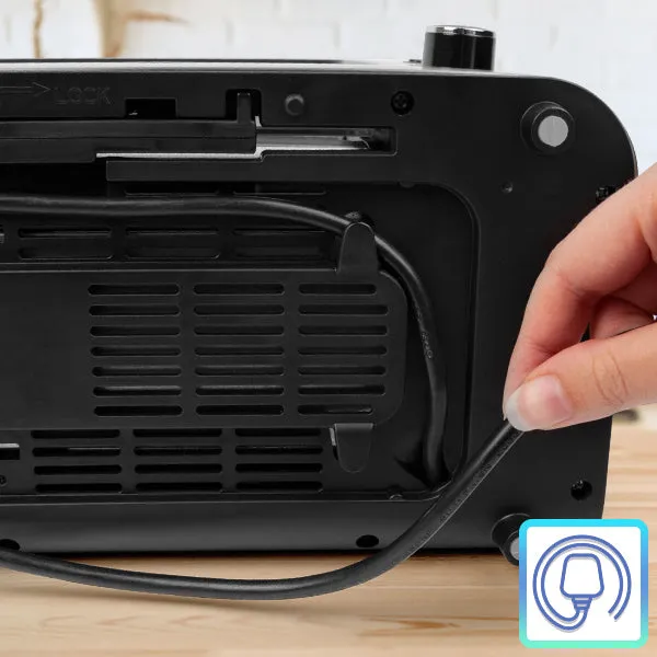 Die Unterseite eines automatischen Toasters, die das praktische Kabelmanagement und die rutschfesten Füße für sicheren Stand zeigt.