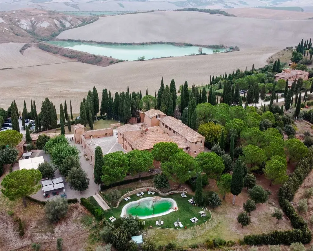 Die Val d'Orcia in der Toskana, eine ikonische Landschaft mit sanften Hügeln und Zypressenalleen.