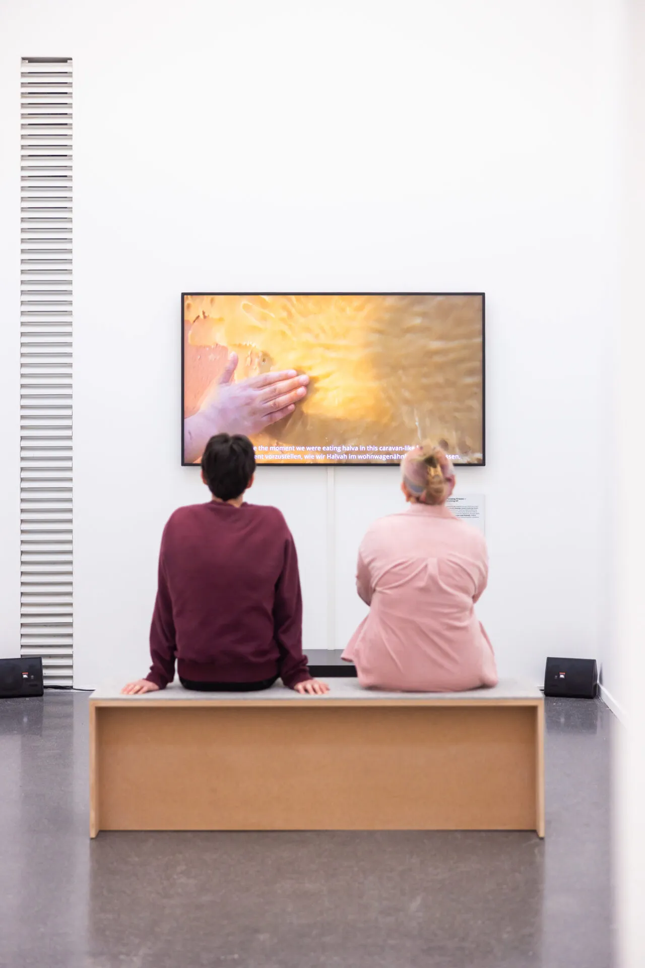 Die Videografin Alissa Larkamp hat ein Making-Of zum Werk „Passing Traces“ von Narges Mohammadi erstellt, das sich Besucher*innen in der Ausstellung anschauen können.