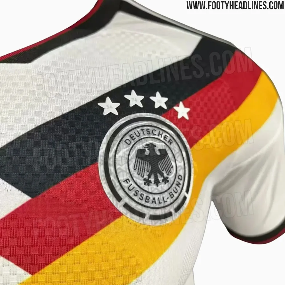Die vier Weltmeistersterne mit den Jahreszahlen der gewonnenen Titel auf dem DFB Trikot WM 2026.
