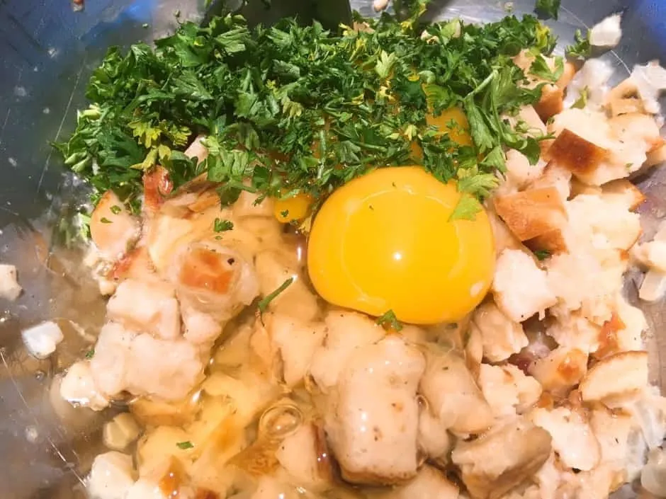 Die vorbereitete Semmelknödelmasse in einer Schüssel, bereit zur Weiterverarbeitung.