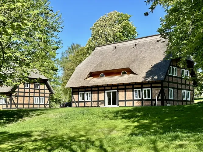 Die wunderschönen Fachwerkhäuser mit Reetdächern im Park
