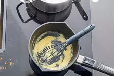 Die Zubereitung der Béchamel Soße, beginnend mit dem Anschwitzen von Butter und Mehl.