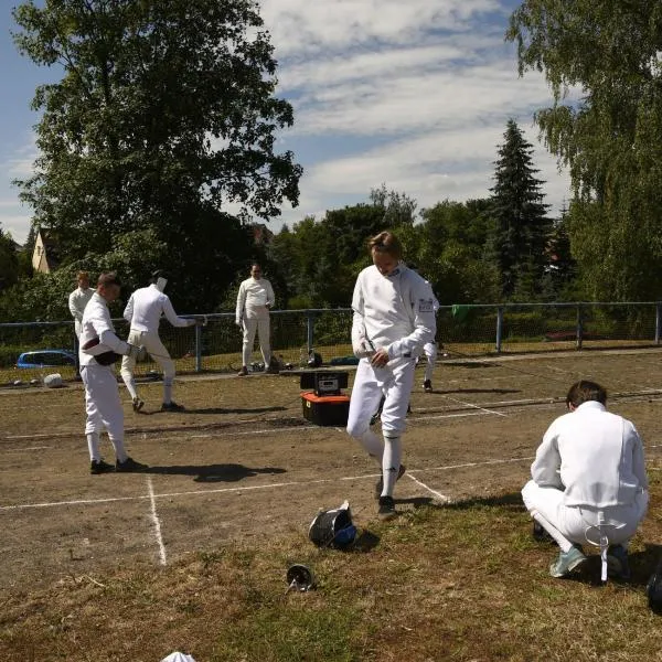 Die Zuschauer feuern die Fechter an