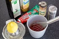 Die Zutaten für das Bulgursalat-Dressing werden in einer kleinen Schüssel verrührt