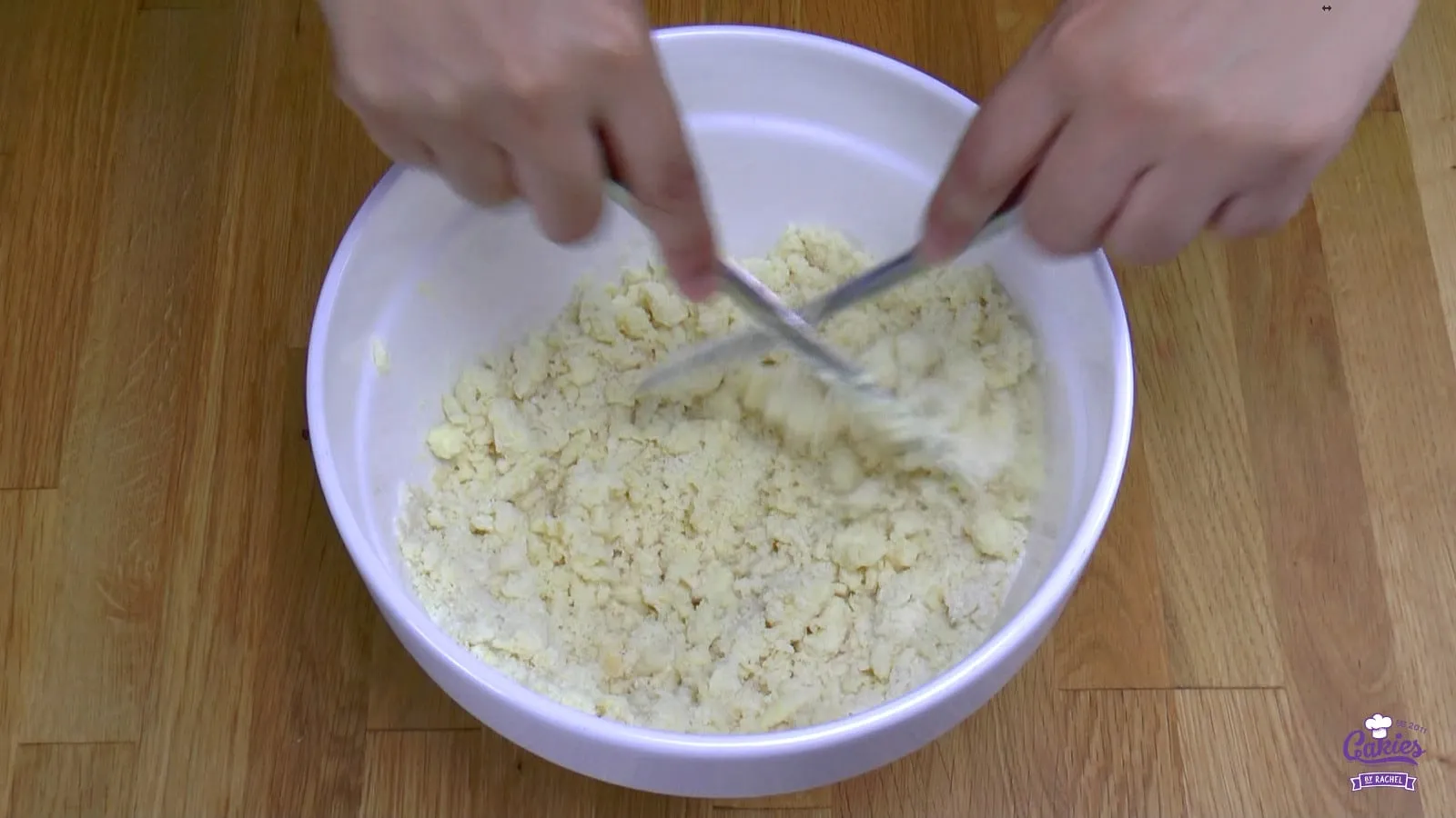 Die Zutaten werden mit zwei Messern zu einem krümeligen Teig verarbeitet