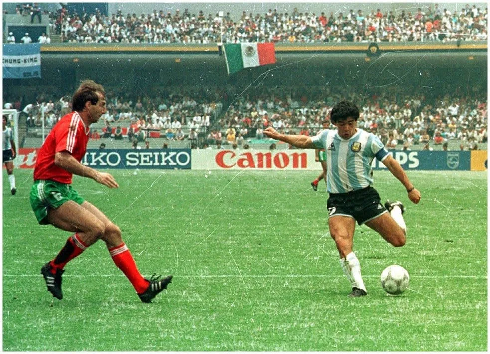 Diego Maradona im Duell mit italienischen Verteidigern bei der WM 1986
