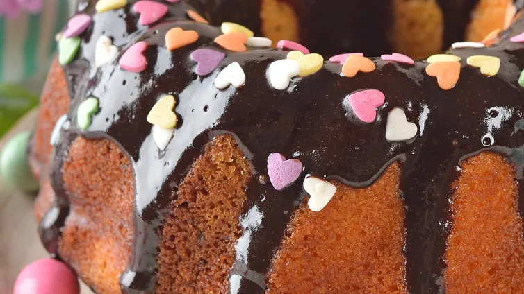 Dieser einfache Osterkuchen mit Schokoglasur ist schnell zubereitet und perfekt für die Familie.