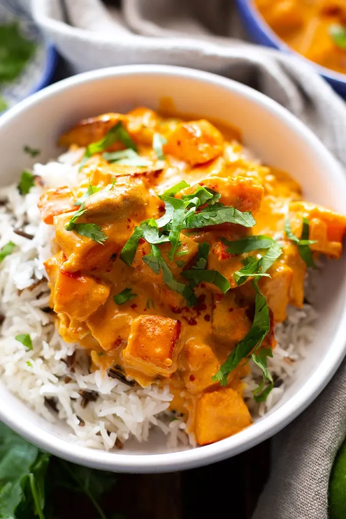 Dieses Kürbis-Curry mit Hokkaido-Kürbis & Currypaste ist vegan, herrlich cremig & super schnell gekocht. Das einfache Curryrezept ist SO lecker - unbedingt probieren! Ein schnelles Rezept, dass wirklich der ganzen Familie schmeckt. Kochkarussell - dein Foodblog für schnelle und einfache Feierabendrezepte.