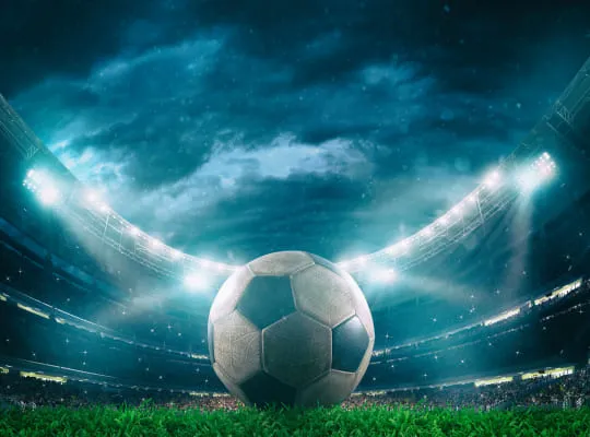 Disziplinierter Sportwetten-Fan analysiert Fußballspiele vor dem Wettabschluss