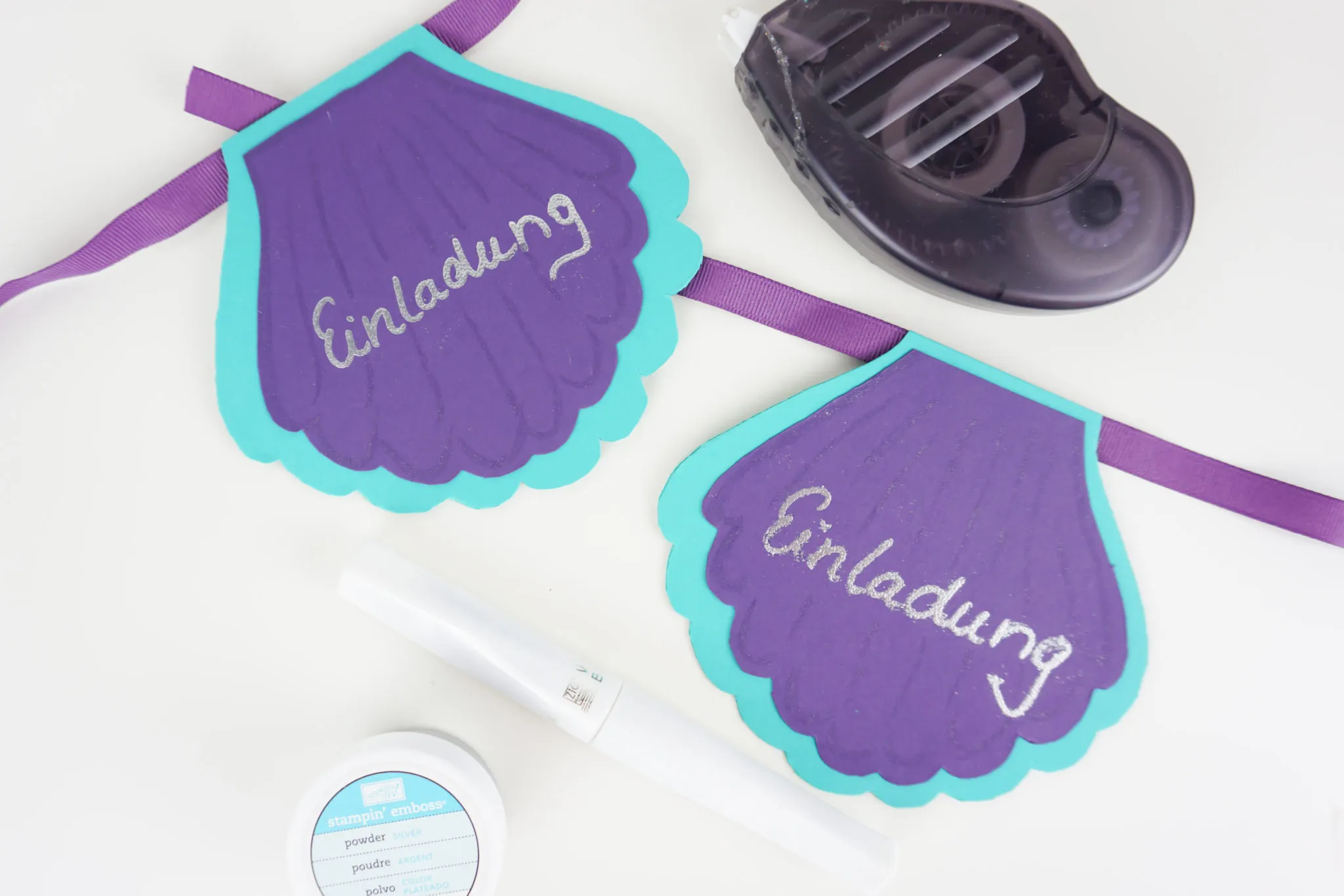 DIY Muschel-Einladung in Rosa mit Glitzerverzierungen für eine Meerjungfrauenparty