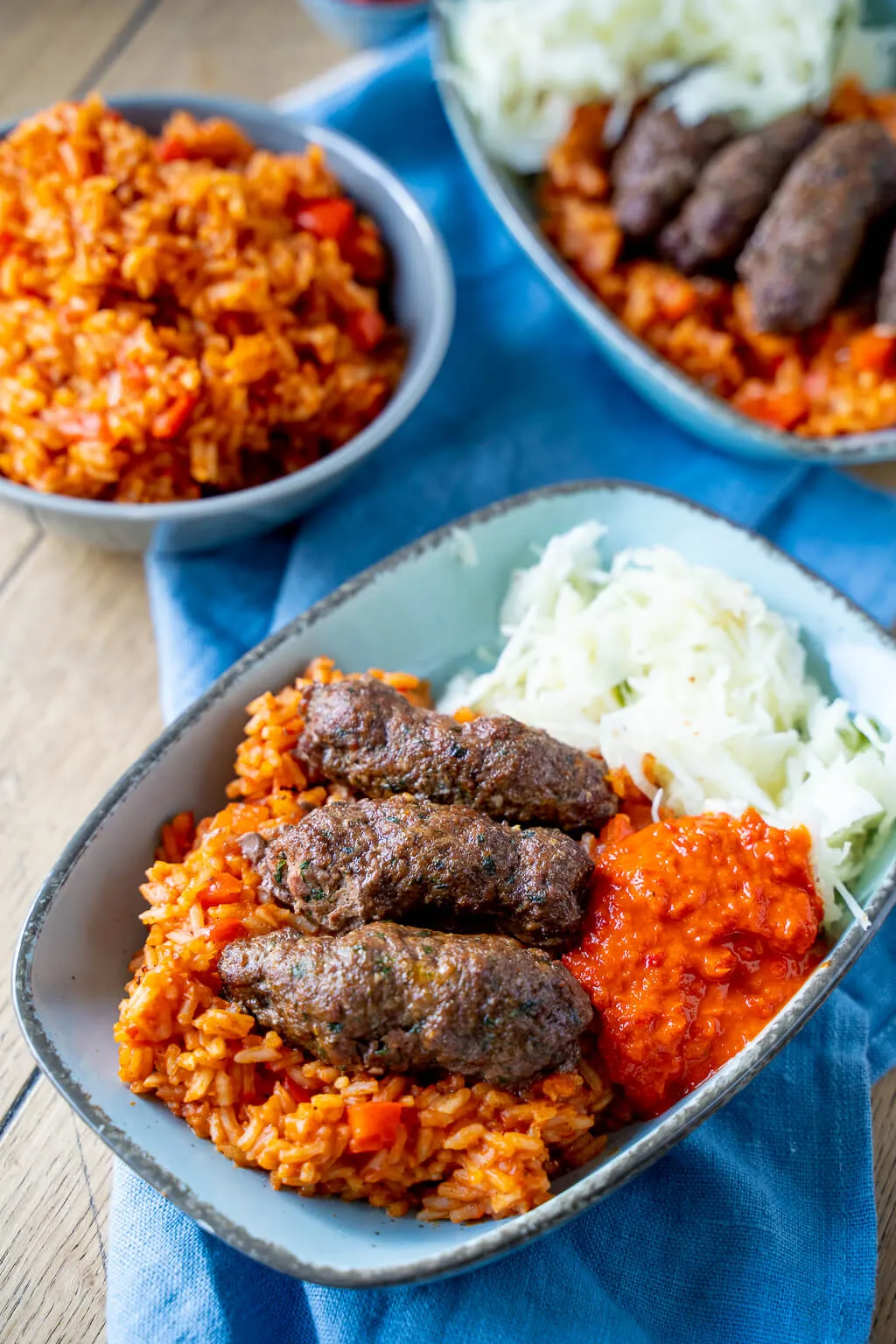 Djuvec Reis mit saftigen Cevapcici, ein schnelles und sättigendes Mittagessen mit Balkan-Flair.