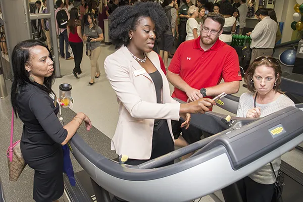 Dominique Richardson, Fitnesskoordinatorin an der USF Campus Recreation, demonstriert Studenten und Mitarbeitern Trainingsgeräte