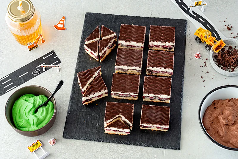 Donauwellen Blechkuchen für den Baggerkuchen zuschneiden