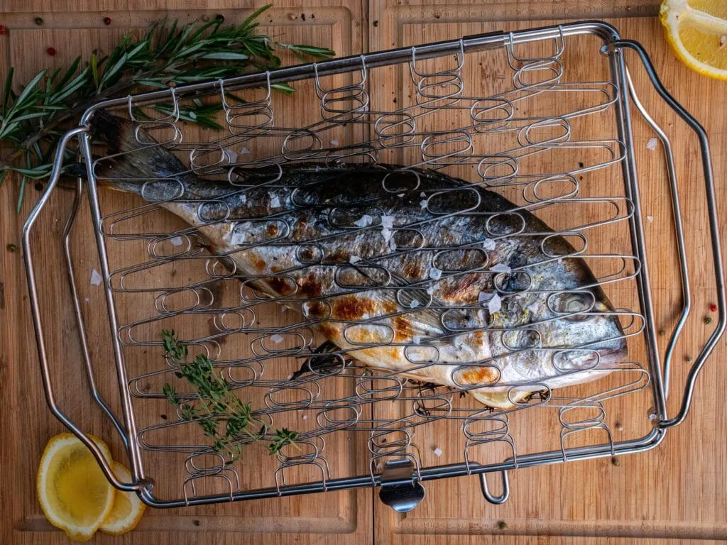 Dorade grillen im Fischkorb