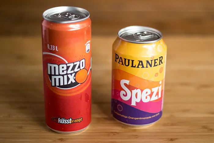 Dosen von Mezzo Mix und Paulaner Spezi, zwei beliebte deutsche Cola-Orange-Getränke.