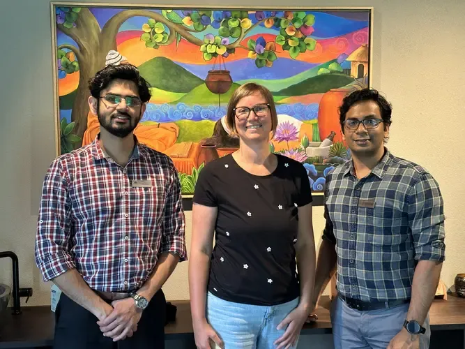 Dr. Jibin, die Autorin und Dr. Suhas im Beratungsraum