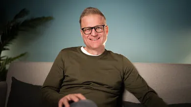 Dr. Martin Schlott, ein Experte für Anästhesie und Schlafmedizin, der Ratschläge zu pflanzlichen Schlafmitteln gibt.