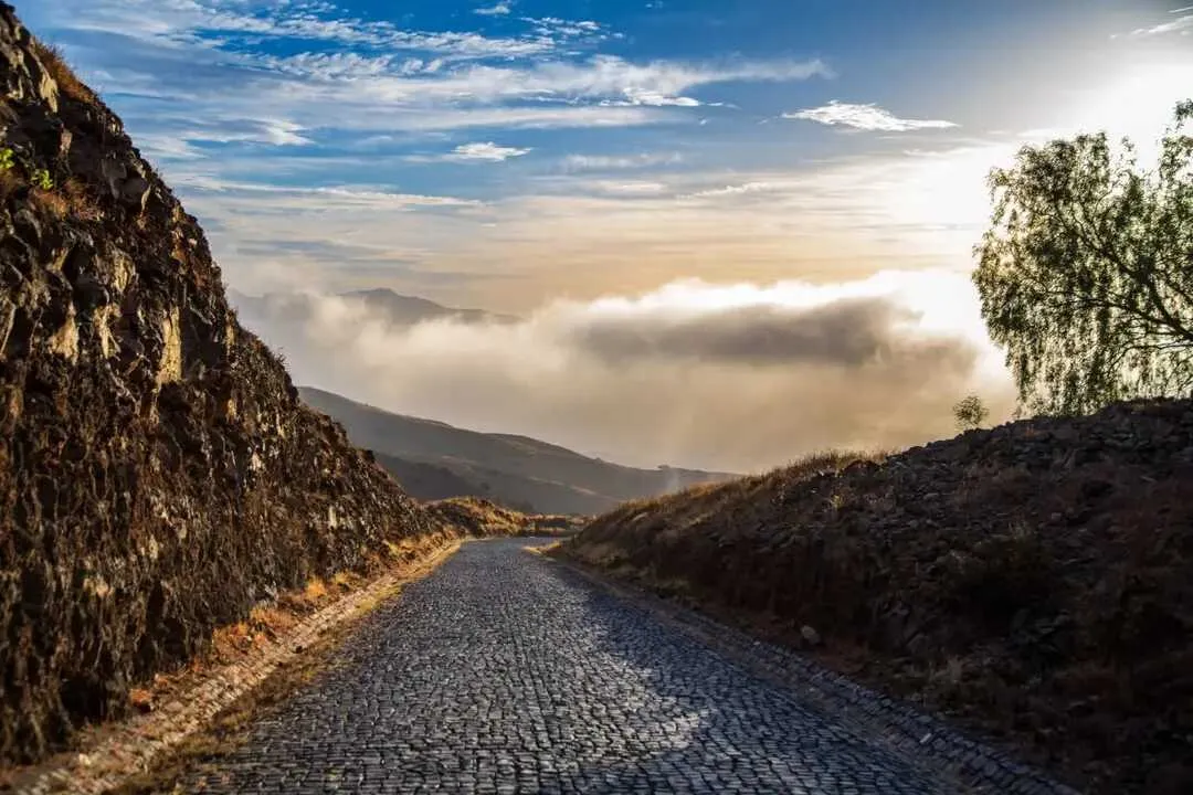 Dramatische Berglandschaft auf Santo Antão mit kurvenreicher Straße, ideal für Wanderungen auf den kapverdischen Inseln.
