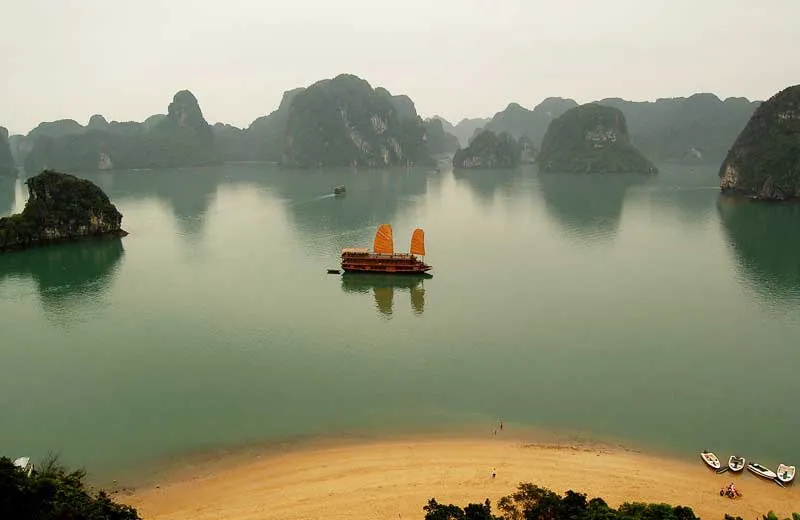 Dramatische Kalksteininseln in der Halong Bucht, Vietnam