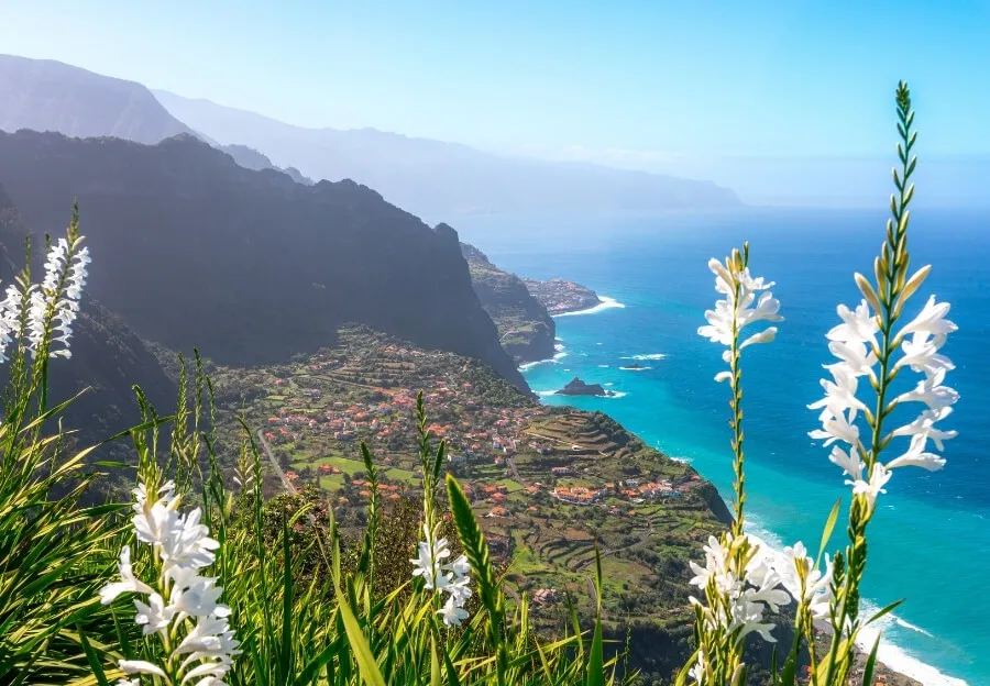 Dramatische Küstenlandschaft von Madeira bei Sonnenuntergang im April, ideales Warmwetter-Reiseziel in Europa