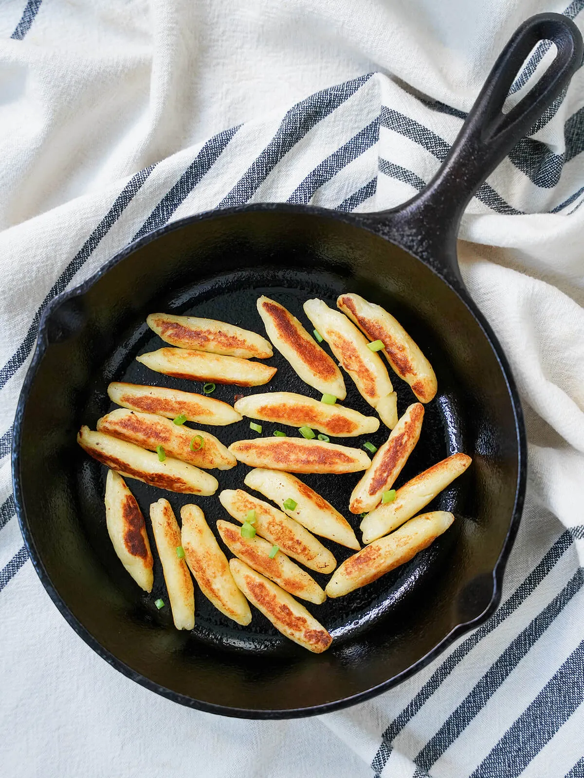 Draufsicht auf eine Pfanne mit Schupfnudeln.