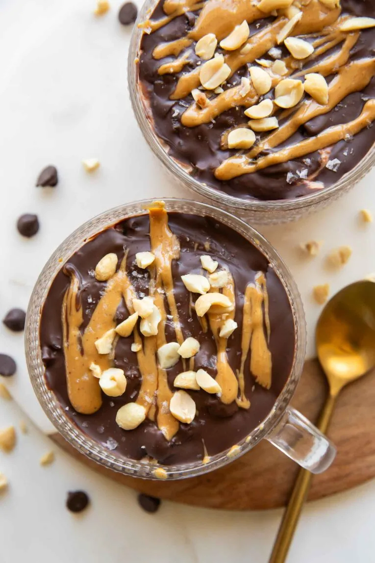 Draufsichtfoto des Rezepts Snickers Overnight Oats.