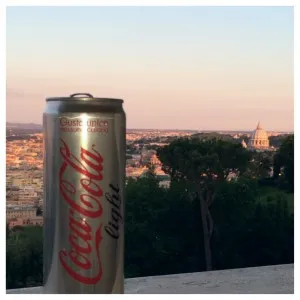 Drei Dosen von Coca-Cola: Diet Coke, Coca-Cola Light und Coca-Cola Zero im Vergleich, um die Vielfalt zuckerfreier Colas zu zeigen.