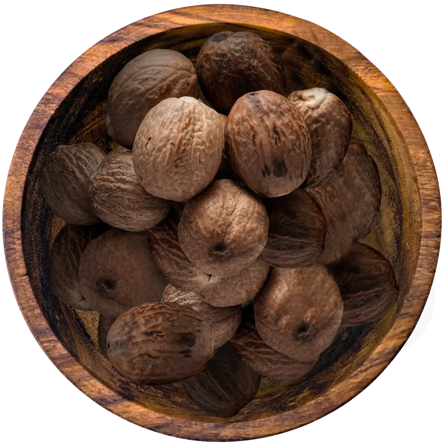 Drei ganze Muskatnüsse in einer Holzschale