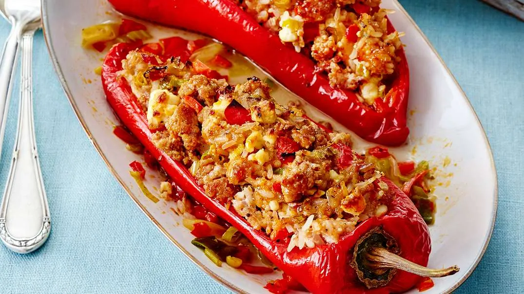 Drei gefüllte Spitzpaprika mit Joghurt-Dip und Fladenbrot, ein sommerliches Ofengemüse