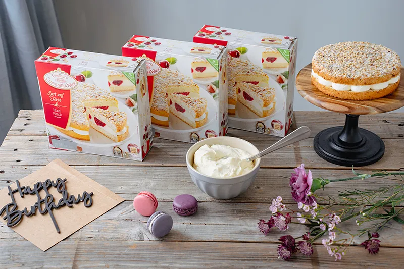 Drei Nuss-Kirsch Tortenböden für den lila Geburtstagskuchen vorbereiten