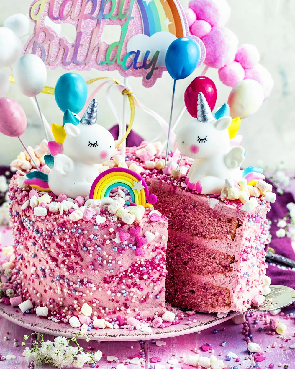 Drei rosa Kuchenböden der einfachen Einhorn-Torte, bereit zum Stapeln mit der Mascarpone-Creme