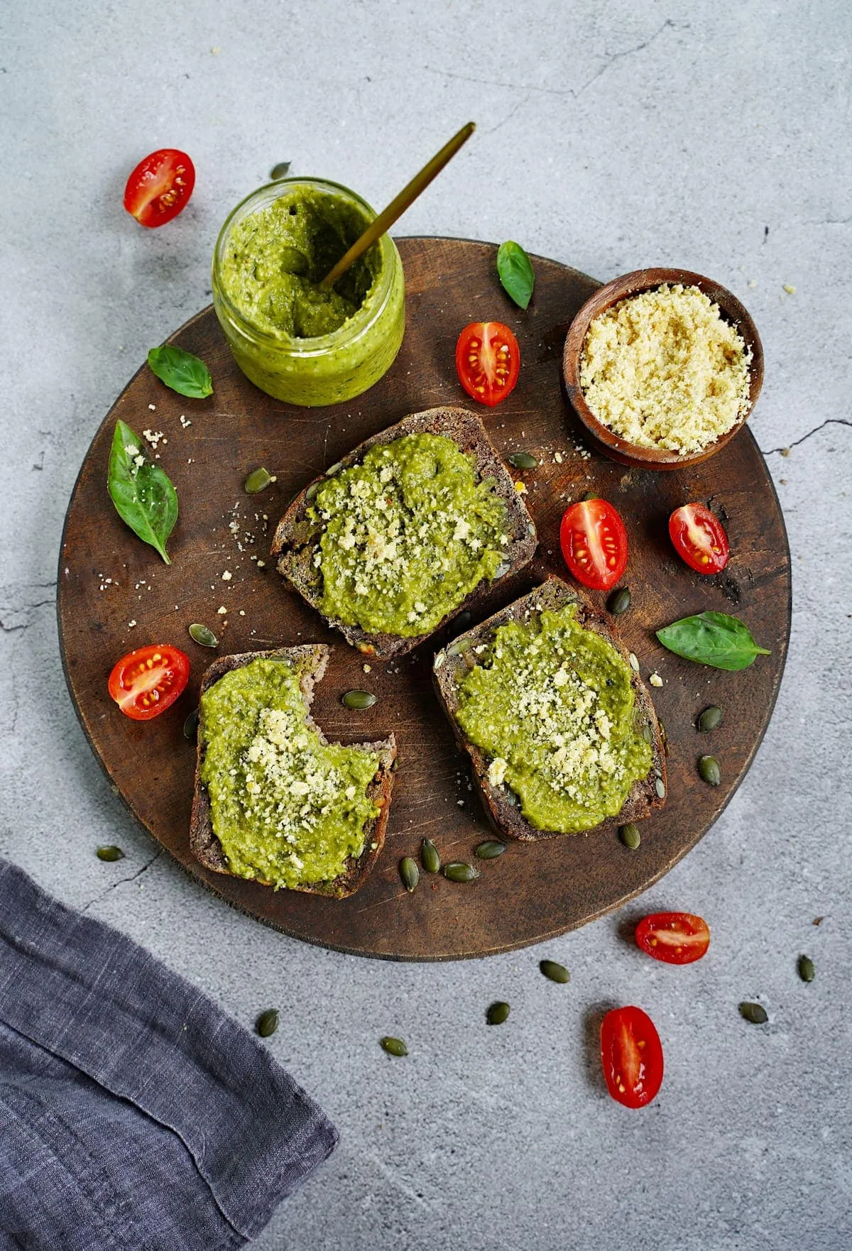 Drei Scheiben herzhaftes Linsenbrot mit cremigem Avocado-Pesto, perfekt für eine moderne Brotzeit.