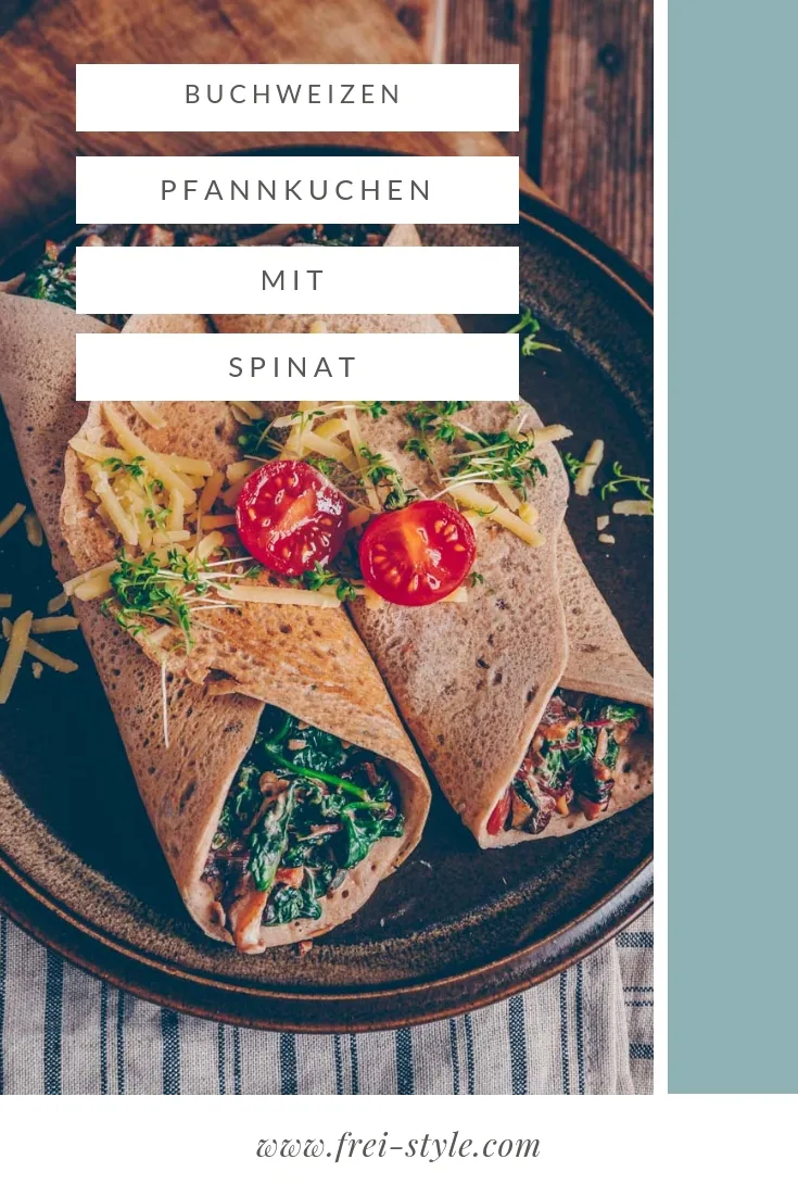 Drei vegane Buchweizenpfannkuchen mit Spinat, die die gesunde und nachhaltige Option für Liebhaber von Pfannkuchen hervorheben.