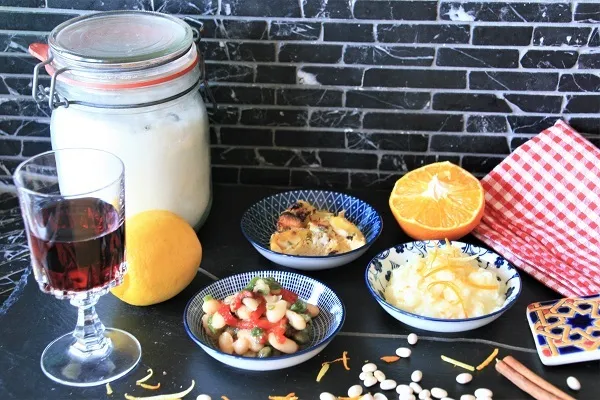 Dreierlei spanische Tapas, appetitlich angerichtet auf kleinen Tellern