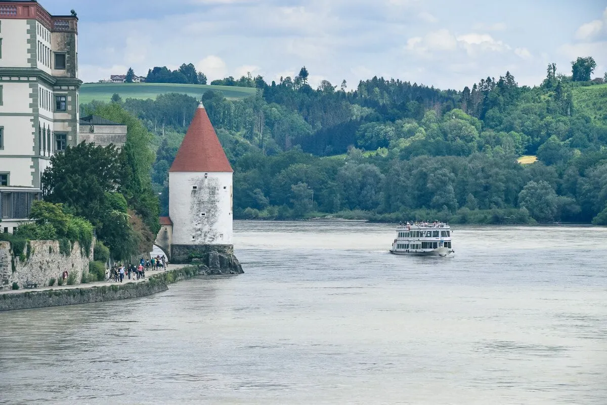 Dreiflüssestadt-Impression: Der Innkai in Passau mit dem historischen Schaiblingsturm