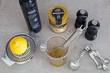 Dressing aus Olivenöl, Zitrone und Honig für Lachsfilets