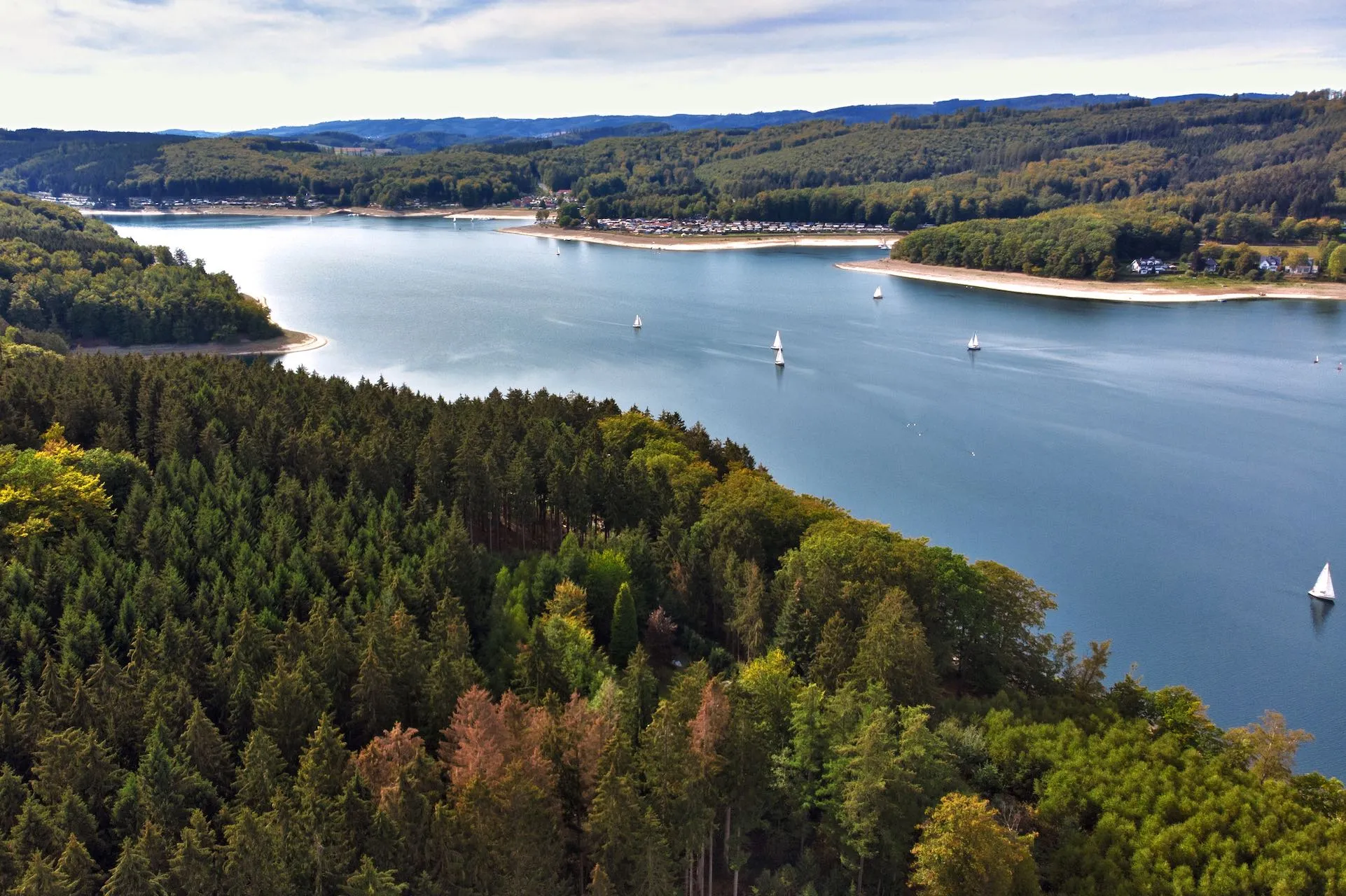 Drohnenaufnahme des Sorpesees im Sauerland, Deutschland