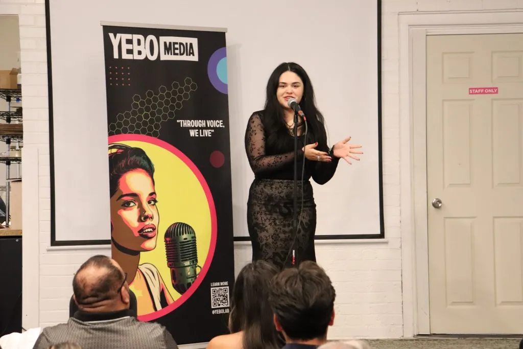 DSF Alumna Dirza Pedroza beim Live-Storytelling-Event in Denver, USA