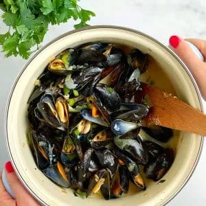 Duftende Muscheln in Weißwein, frisch aus dem Topf serviert für ein schnelles Abendessen