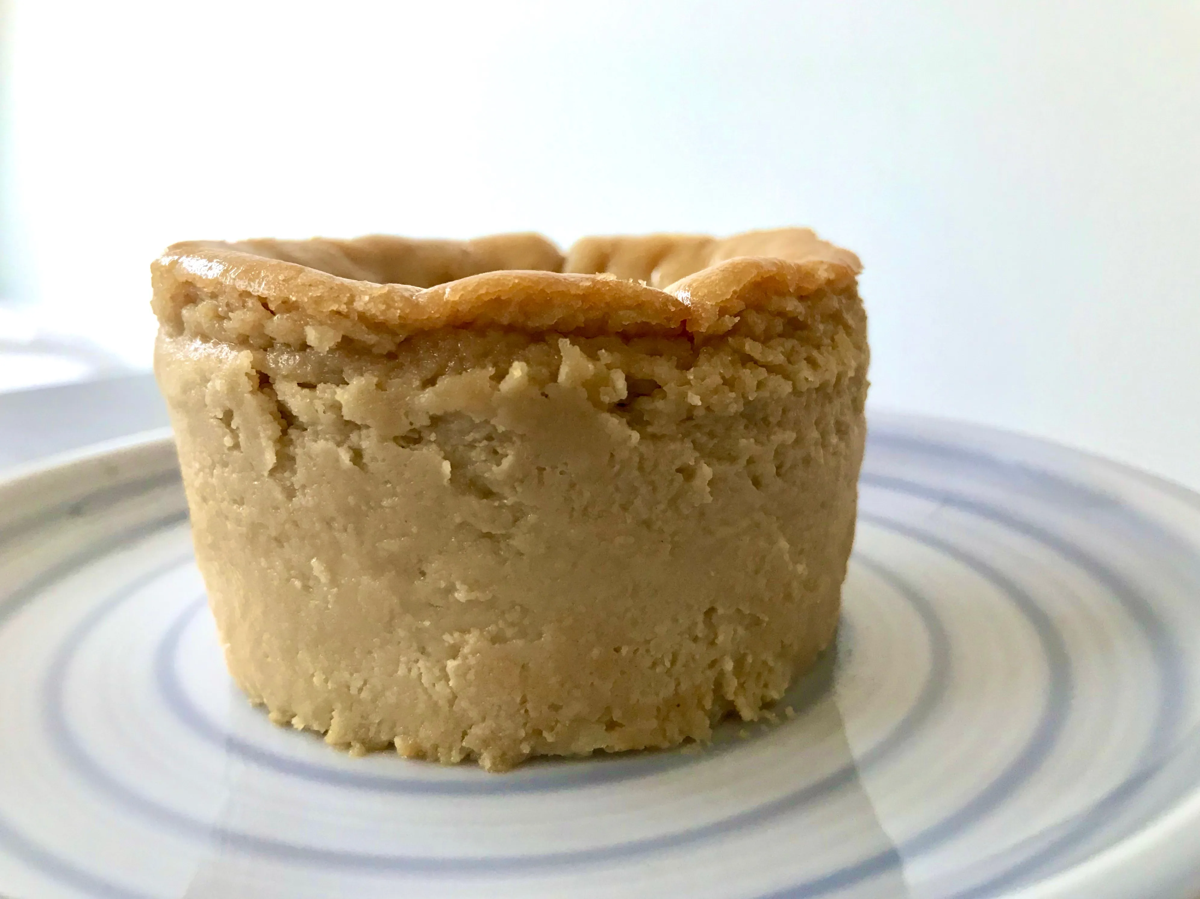 Dunkelbeige, sehr feuchte und eingesunkene vegane Käsekuchenmasse, die extrem cremig und dicht ist