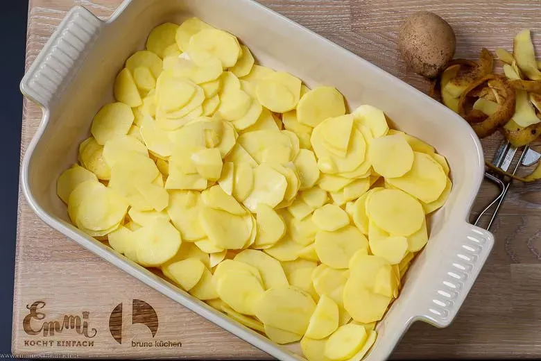 Dünn geschnittene, vorwiegend festkochende Kartoffelscheiben für den Backofenauflauf