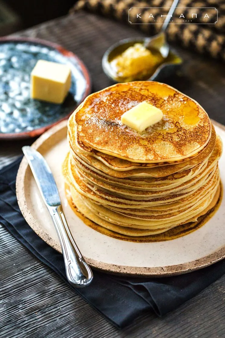 Dünne Mlynzi (Pfannkuchen) gefüllt mit süßem Quark und Beeren, eine traditionelle ukrainische Süßspeise.