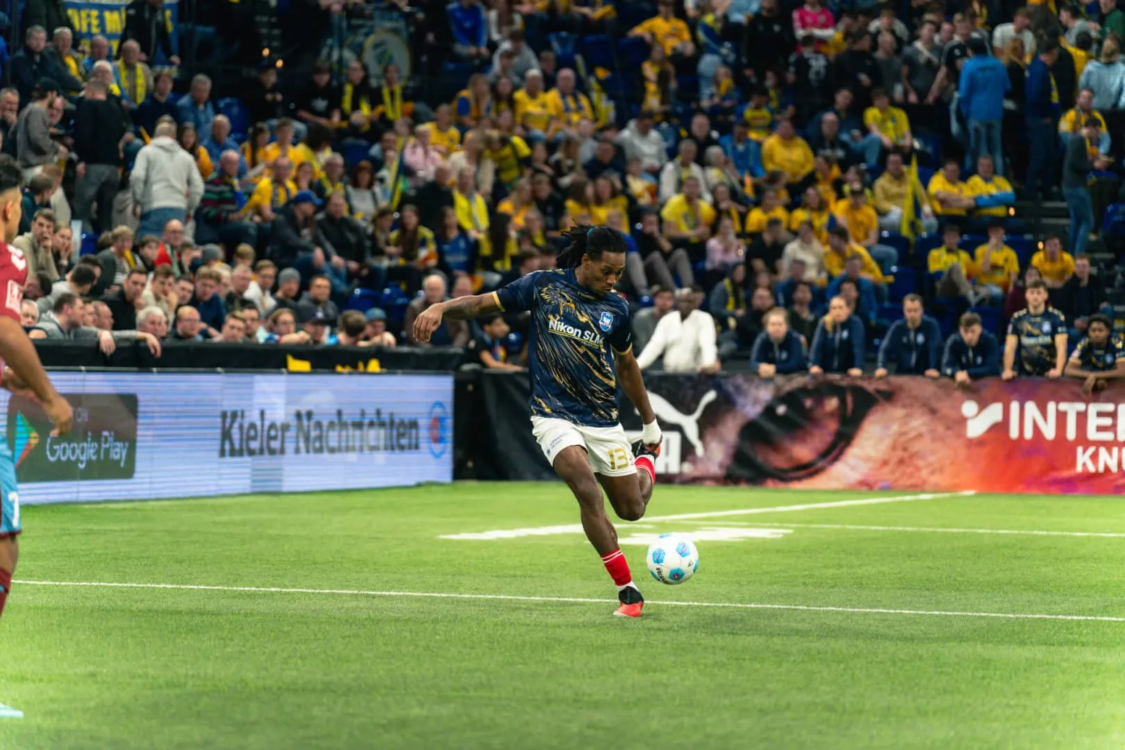 Dynamische Aktion auf dem Feld während eines Halbfinalspiels des Hallenmasters