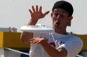 Dynamischer Fang einer Frisbeescheibe im Ultimate Sport
