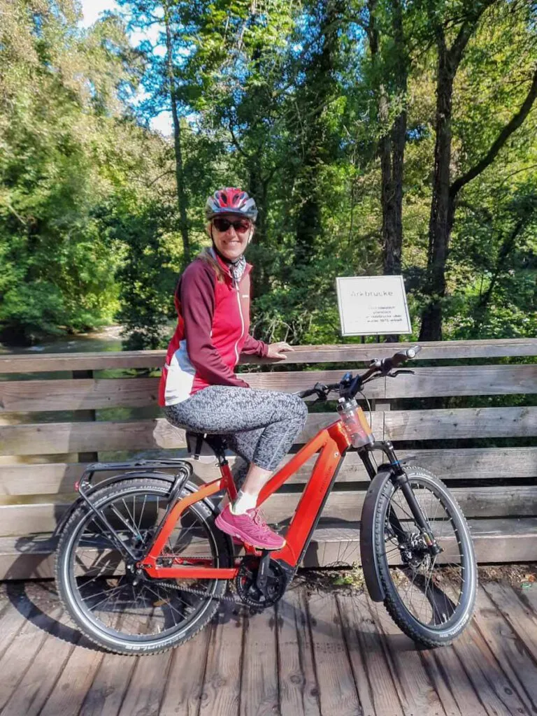 E-Bikerin auf einer malerischen Tour durch den Schwarzwald, ideal für Radfahrer, die die Natur genießen