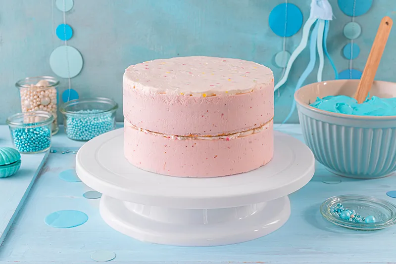 Ebene Oberfläche der oberen Coppenrath &amp; Wiese Torte, vorbereitet für die blaue Schlagcreme der Meerjungfrauen-Torte