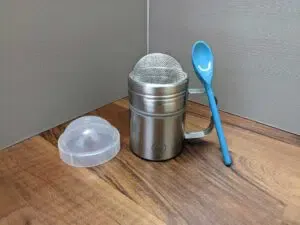 Edelstahl-Streufix für das Bemehlen von Brotteig